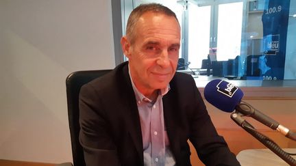 Philippe Boutron, le président de l'US Orléans, dans les studios de France Bleu Orléans, en mai 2019. (ANTOINE DENÉCHÈRE / RADIO FRANCE)