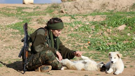 Elle a abandonné ses études pour combattre, comme sa sœur, contre l'avis de leur mère. «Je me bats avec une kalachnikov mais je ne suis pas encore un tireur d'élite», avoue cette jeune fille timide. (AFP PHOTO / Delil Souleiman)