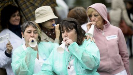 Les infirmi&egrave;res protestent devant l'h&ocirc;pital Carlos III de&nbsp;Madrid (Espagne) contre l'administration hospitali&egrave;re et le gouvernement. (DANI POZO / AFP)