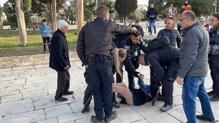 Des policiers israéliens interviennent dans la mosquée Al-Aqsa de Jérusalem, le 5 avril 2023. (ENES CANLI / ANADOLU AGENCY / AFP)