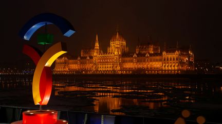 Le logo de la candidature de Budapest aux Jeux olympiques de 2024 devant le Parlement hongrois, à Budapest, le 31 janvier 2017. (LASZLO BALOGH / REUTERS)