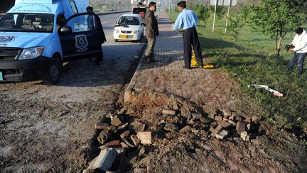 La police inspecte le site d'une explosion &agrave; Islamabad (Pakistan), le 3 avril 2014, sur une route emprunt&eacute;e par l'ancien pr&eacute;sident Pervez Musharraf. (AAMIR QURESHI / AFP)