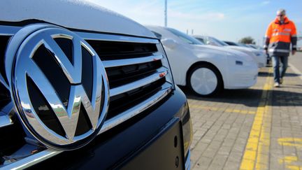 Une voiture du constructeur Volkswagen sur le point d'&ecirc;tre exp&eacute;di&eacute;e par bateau depuis le port de Bremerhaven (Allemagne), le 2 octobre 2015. (INGO WAGNER / DPA / AFP)