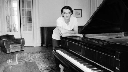 Le pianiste Ivan Ilić chez lui, devant son piano Pleyel de 1930 
 (Ker Xavier)