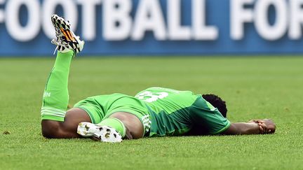 L'attaquant nig&eacute;rian Michael Babatunde au sol lors du match entre l'Argentine et le Nig&eacute;ria, le 25 juin 2014 &agrave; Porto Alegre (Br&eacute;sil). (JEWEL SAMAD / AFP)