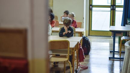 Un &eacute;l&egrave;ve dans une &eacute;cole &eacute;l&eacute;mentaire, &agrave; Paris, le 2 septembre 2014. (FRED DUFOUR / AFP)