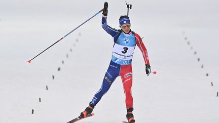 Anaïs Chevalier-Bouchet à l'arrivée de la poursuite de Nove Mesto (République tchèque), le 4 mars 2023. (MICHAL CIZEK / AFP)