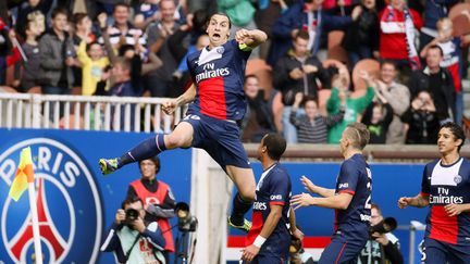 Ibrahimovic célèbre son but devant ses coéquipiers du PSG (IAN LANGSDON / MAXPPP)