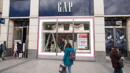 Le magasin Gap, avenue des Champs-Elysées à Paris,&nbsp;annonce sa fermeture, le 25 janvier 2020. (BRUNO LEVESQUE / MAXPPP)