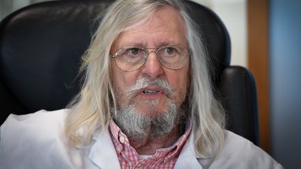 Le professeur Didier Raoult, dans son bureau de l'IHU de Marseille, le 26 février 2020. (GERARD JULIEN / AFP)