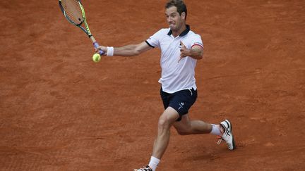 Le Fran&ccedil;ais Richard Gasquet affronte le belge Germain Gigounou lors du 1er tour des Internationaux de Roland Garros, le 26 mai 2015. (PATRICK KOVARIK / AFP)