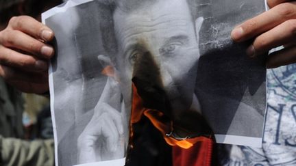 Des manifestants brûlent un portrait de Bachar al-Assad, à Istanbul (Turquie), le 29 avril 2011 (AFP/Bulent Kilic)