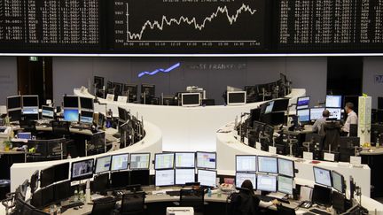 La Bourse de Francfort (Allemagne), le 17 octobre 2011. (BOB STRONG / REUTERS)