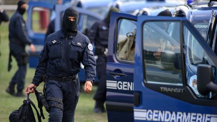 Des membres du GIGN interviennent lors d'une prise d'otage &agrave; la prison d'Ensisheim (Haut-Rhin), le 14 ao&ucirc;t 2013. (SEBASTIEN BOZON / AFP)