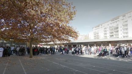 Ecoliers, collégiens et lycéens ont observé une minute de silence lundi matin, pour rendre hommage au professeur Samuel Paty, assassiné il y a un peu plus de deux semaines. Un moment d'émotion suivi par des échanges sur la liberté d'expression et la laïcité à l'école. (France 2)