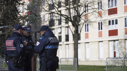 Des policiers à Sarcelles (Val-d'Oise), en février 2016.&nbsp; (JOEL SAGET / AFP)