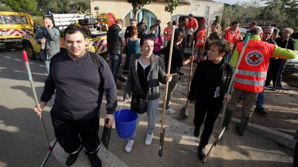 Des b&eacute;n&eacute;voles s'appr&ecirc;tent &agrave; nettoyer des logements sinistr&eacute;s &agrave; Biot (Alpes-Maritimes), le 5 octobre 2015. (FRANCK FERNANDES / MAXPPP)