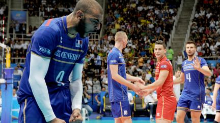 La rage d'Earvin Ngapeth, l'un des leaders de l'équipe de France, avec derrière Kevin le Roux, Antonin Rouzier et le libéro Jenia Grebennikov (TASSO MARCELO / AFP)