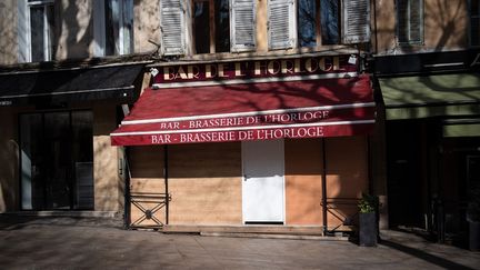 Un bar fermé à Aix-en-Provence, dans les Bouches-du-Rhône, le 20 mars 2020. (CLEMENT MAHOUDEAU / AFP)