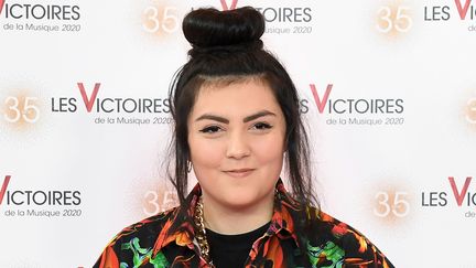 La chanteuse française Hoshi pose sur le tapis rouge à son arrivée à la 35e cérémonie des Victoires de la musique, le 14 février 2020. (ALAIN JOCARD / AFP)