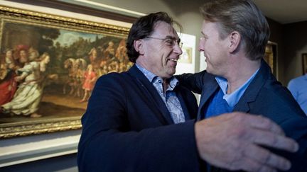 Ad Geerding (G), le directeur du musée Westfries,  et le detective Arthur Brand (D) lors de la restitution de cinq tableaux flamands volés il y a 11 ans.
 (Olaf KRAAK / ANP / AFP)