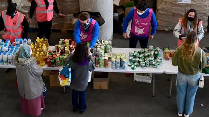 Des bénévoles des Restos du coeur distribuent de la nourriture à des étudiants à Marseille, le 26 mars 2021.&nbsp; (NICOLAS TUCAT / AFP)