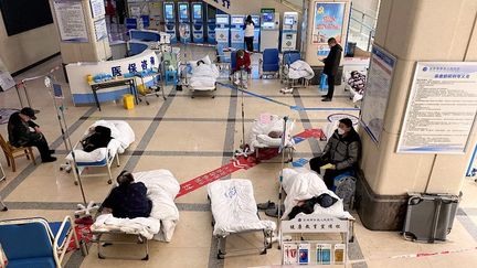 Des lits d'hospitalisation installés dans le hall de l'hôpital n°5 de Chongqing (Chine), le 23 décembre 2022. (NOEL CELIS / AFP)