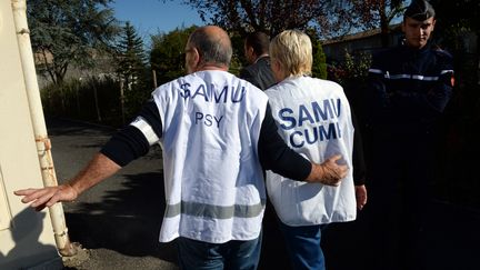 Un psychologue du Samu arrive le 23 octobre 2015 &agrave; Puisseguin, pr&egrave;s de Libourne, dans le Sud-Ouest de la France apr&egrave;s l'accident qui a fait 43 morts entre un car et un camion, le 23 octobre 2015. (MEHDI FEDOUACH / AFP)