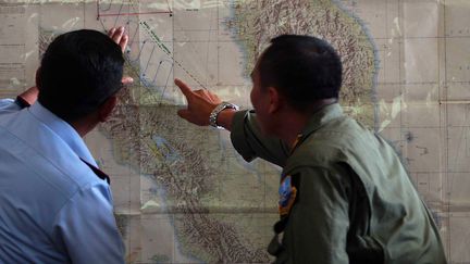 Des militaires indon&eacute;siens &agrave; Medan (Indon&eacute;sie), mercredi 12 mars 2014, lors d'op&eacute;rations de recherche pour retrouver le Boeing disparu.&nbsp; (ATAR / AFP)