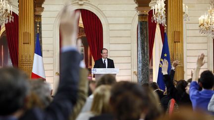 Le pr&eacute;sident de la R&eacute;publique, Fran&ccedil;ois Hollande, tient une conf&eacute;rence de presse, le 16 mai 2013, au cours de laquelle il propose la mise en place d'un gouvernement &eacute;conomique de la zone euro. (PATRICK KOVARIK / AFP)