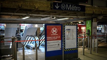 Une station de métro fermée à la gare Montparnasse, le 2 janvier 2020. La grève contre la réforme des retraites est entrée dans son 2e mois de mobilisation. (STEPHANE DE SAKUTIN / AFP)