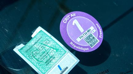 L'autocollant de la vignette Crit'Air 1 sur le pare-brise d'une voiture à Valence (Drôme), le 9 mai 2022. (NICOLAS GUYONNET / HANS LUCAS / AFP)