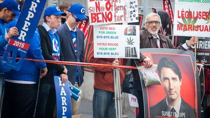 Rassemblement devant des studios de TVA à Montréal, juste avant les élections fédérales canadiennes, le 2 octobre 2015. ( CITIZENSIDE / TOMA ICZKOVITS)