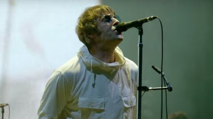 Liam Gallagher sur scène à Knebworth (Royaume-Uni) le 3 juin 2023 (CAPTURE D'ECRAN YOUTUBE)