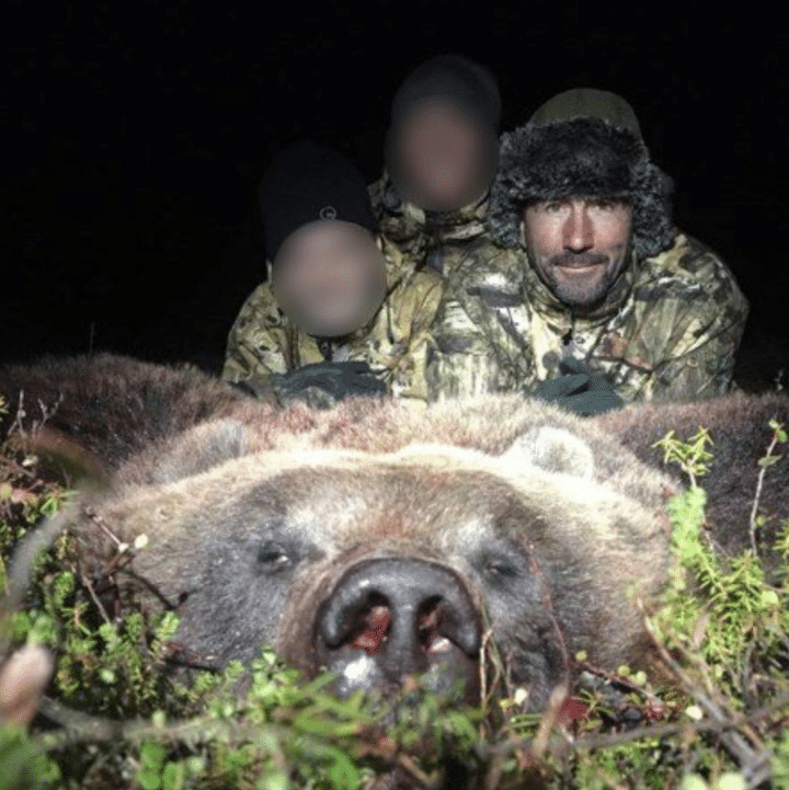 Photographi avec un ours mort et passionn de chasse Luc Alphand