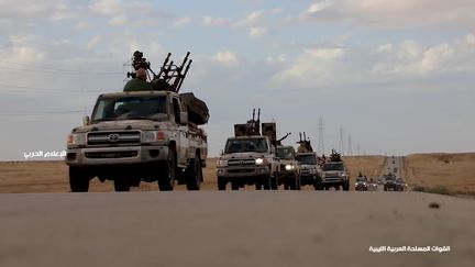 Un convoi militaire, en Libye, le 3 avril 2019. (LNA WAR INFORMATION DIVISION / AFP)