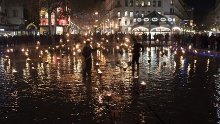 Place de la République, une installation artistique a été réalisée pour l'occasion. (JEAN-PHILIPPE KSIAZEK / AFP)