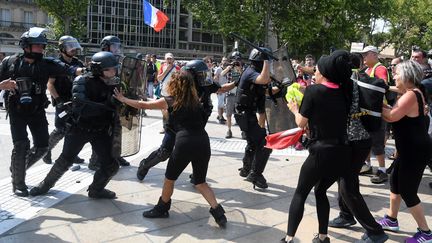 Des policiers interviennent dans une manifestation de "gilets jaunes", le 20 juillet 2019 à Montpellier. (MAXPPP)