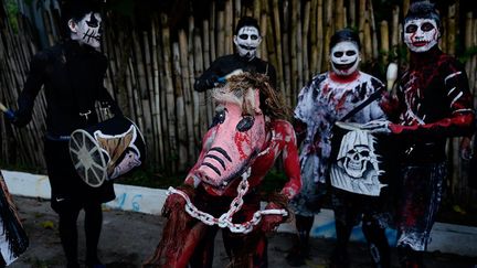 Lors du défilé de «La Calabiuza», les jeunes se peignent le visage et le corps en noir et blanc, déguisés en personnages mythologiques issus de la tradition indigène.  (AFP PHOTO / Marvin RECINOS)