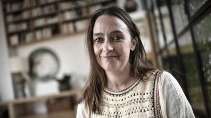 La journaliste Cécile Delarue à Paris le 22 juin 2021. (STEPHANE DE SAKUTIN / AFP)