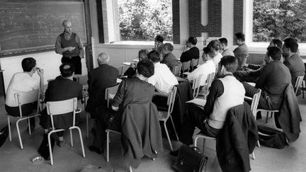 Cette photo, fournie le 14 novembre 2014 par l'Institut des hautes études scientifiques (IHES), montre le mathématicien Alexandre Grothendieck, au tableau, lors d'un cours, au sud de Paris, dans les années 1960. (AP/SIPA / SIPA)