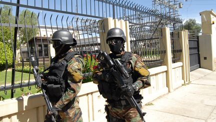 Des soldats boliviens ont pris position autour des locaux de la filiale de l'entreprise espagnole g&eacute;rant le r&eacute;seau &eacute;lectrique. Elle a &eacute;t&eacute; nationalis&eacute;e par le pr&eacute;sident Evo Morales, le 1er mai. (AFP)