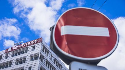 Un panneau sens interdit à Saint-Ouen, en Île de France. (LEYLA VIDAL / MAXPPP)