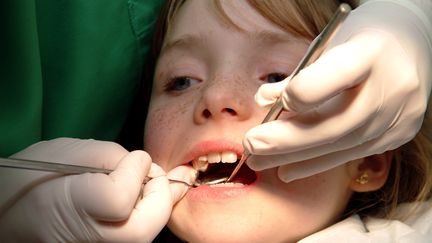 &nbsp; (Faire contrôler les dents de nos enfants avant la rentrée - photo prétexte © Maxppp)