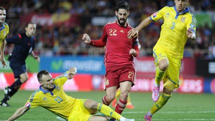 Les Ukrainiens Shevchuk et Khacheridi face à Isco au match aller (CRISTINA QUICLER / AFP)