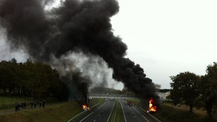 Un portique &eacute;cotaxe incendi&eacute; &agrave; Lanrodec (C&ocirc;tes-d'Armor), le 3 novembre 2013. (S. SALLIOU / FRANCE 3 BRETAGNE)