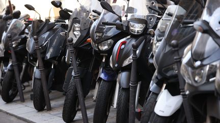 Stationnement deux-roues à Paris, le 6 septembre 2021.&nbsp; (ARNAUD JOURNOIS / MAXPPP)