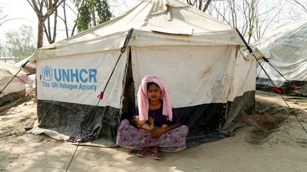 Un jeune Rohingya assise devant une tente des Nations unies au Bangladesh. (ABIR ABDULLAH / EPA)