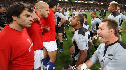 Le Fran&ccedil;ais Christophe Dominici (&agrave; g.) et le N&eacute;o-Z&eacute;landais Ali Williams se font face lors du haka au Millenium Stadium de Cardiff (Royaume-Uni), le 6 octobre 2007. ( AFP)