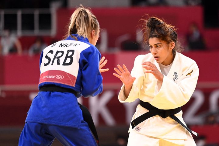 Shirine Boukli face à la Serbe Nikolic lors des Jeux olympiques de Tokyo au Nippon Budokan, le 24 juillet 2021. (MILLEREAU PHILIPPE / AFP)